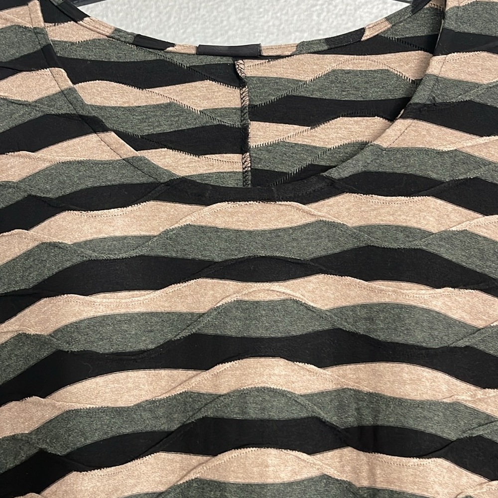 dress has a pattern almost like a wave. Never been worn to pockets in the front.